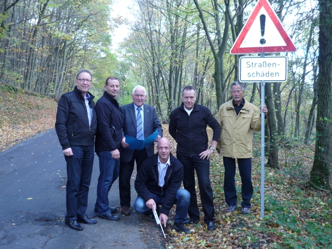 Das Bild zeigt Vertreter der CDU Windhagen bei der Ortsbegehung (vlnr) Erwin Rüddel (MdB), Dirk Flock, Josef Rüddel (Bürgermeister), Martin Buchholz (Beigeordneter), Ulrich Holter und Axel Wehrens