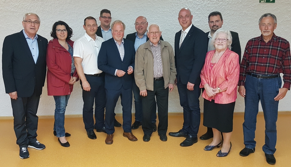  Die Vorstandsmitglieder des CDU Ortsverbandes Windhagen gemeinsam mit dem VG-Bürgermeisterkandidaten Michael Christ und dem Bürgermeister der Ortsgemeinde Windhagen Josef Rüddel. 