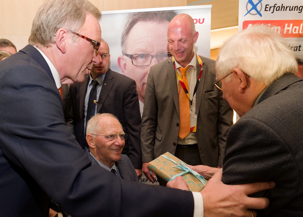 Dr. Wolfgang Schäuble erhält ein Geschenk von Josef Rüddel und Martin Buchholz