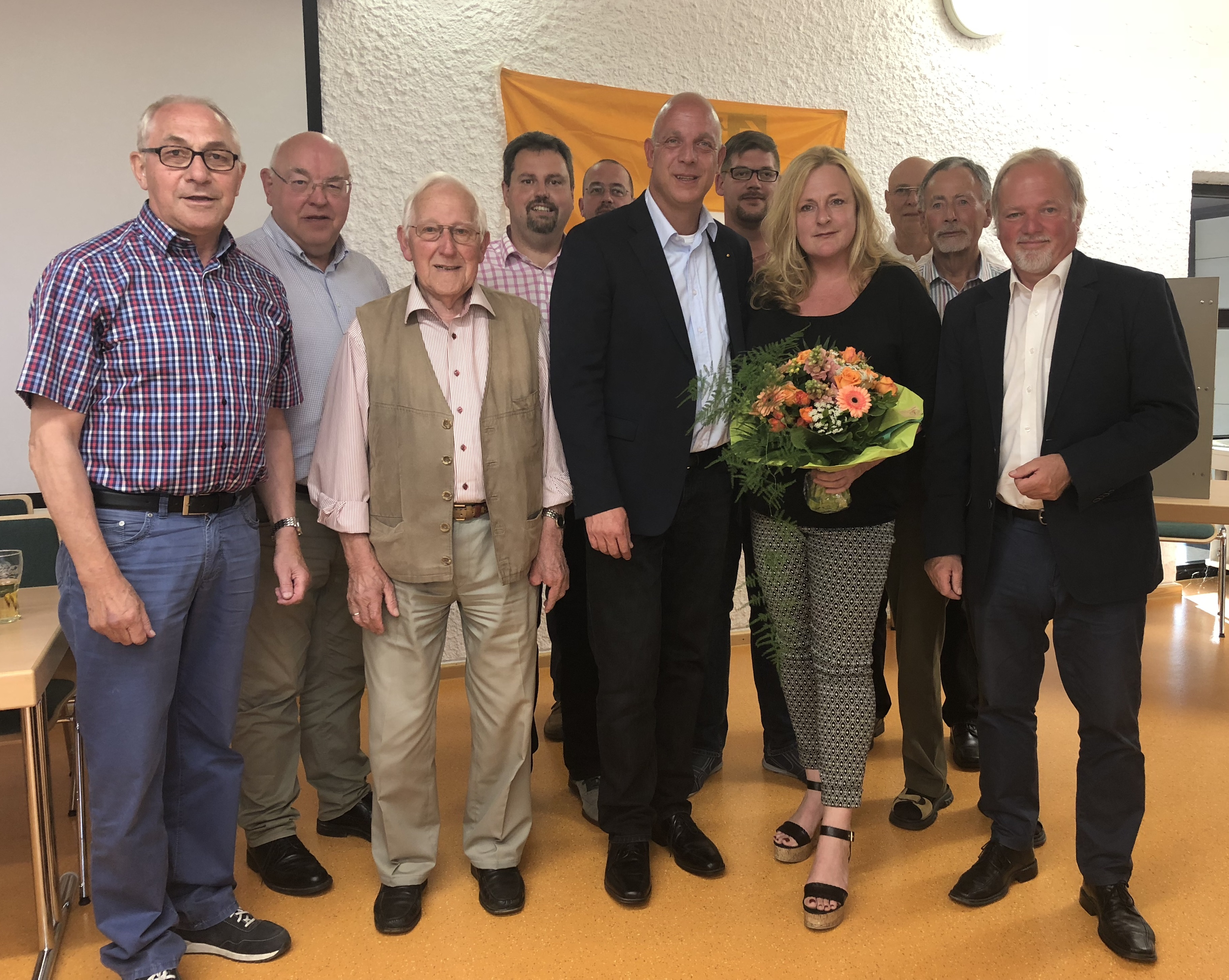 Das Bild zeigt den amtierenden CDU Bürgermeister Josef Rüddel (3.v.li), den Bürgermeister der Verbandsgemeinde Asbach (4.v.li), Bürgermeisterkandidaten Martin Buchholz (5.v.li) mit Lebensgefährtin Antje Stascheit und Vorstandskollegen.