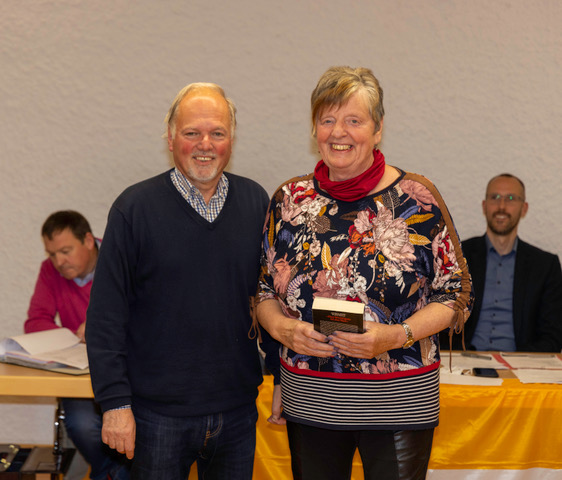 Marlene Kroll wurde für 20jährige Mitgliedschaft geehrt. Vielen Dank für die Treue zur CDU. Bildquelle: Michael Möhlenhof